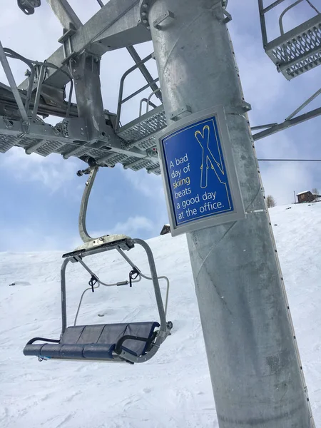Zermatt Suisse Mars 2018 Drôle Slogan Sur Poteau Télésiège Dans — Photo
