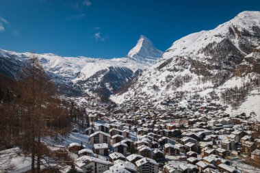 Zermatt Cityscape ünlü Matterhorn dağ içinde belgili tanımlık geçmiş önünde mavi gökyüzü ile