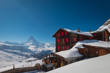 Zermatt, İsviçre - 21 Mart 2018: Otel ve dağ restoran Fluhalp, Kayak ve yürüyüş alanı, Zermatt, İsviçre ile Matterhorn 2606 metre yükselmesine