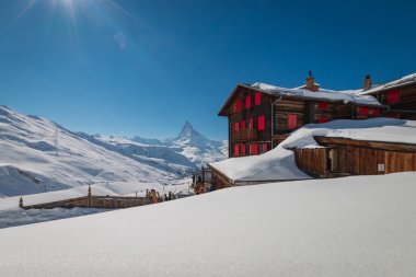 Otel ve dağ restoran Fluhalp, Kayak ve yürüyüş alanı, Zermatt, İsviçre ile Matterhorn 2606 metre yükselmesine
