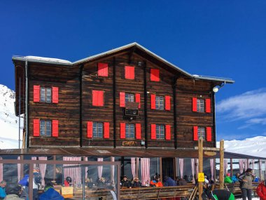 Zermatt, İsviçre - 21 Mart 2018: Otel ve dağ restoran Fluhalp, Kayak ve yürüyüş alanı, Zermatt, İsviçre 2606 metre yükselmesine