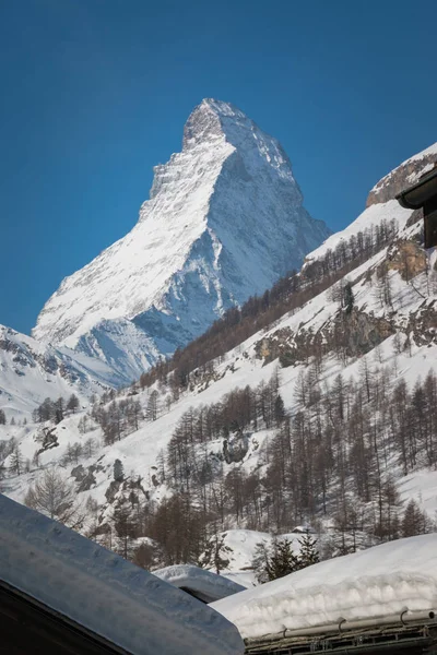 Величественная Гора Маттерхорн Перед Голубым Небом Видимым Швейцарского Города Фаматт — стоковое фото