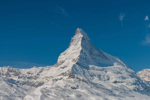 Görkemli Matterhorn dağ önünde mavi gökyüzünde Zermatt kayak alanı, İsviçre