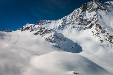 Manzara tourers ile Zermatt yakınındaki İsviçre Alpleri'nde ve izlerini karda havadan görünümü