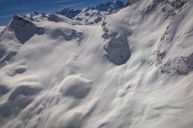 Manzara tourers ile Zermatt yakınındaki İsviçre Alpleri'nde ve izlerini karda havadan görünümü