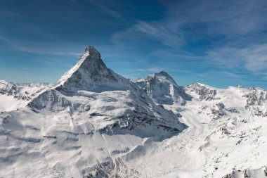 Mavi bir gökyüzü, İsviçre önünde görkemli ve dünyaca ünlü Matterhorn Dağı havadan görünümü