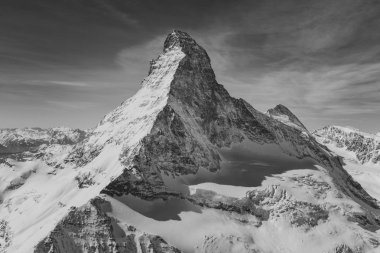 Görkemli ve dünyaca ünlü Matterhorn Dağı, İsviçre siyah beyaz havadan görünümü