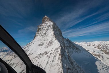 Görkemli ve dünyaca ünlü Matterhorn dağdan içinde mavi bir gökyüzü, İsviçre önünde bir helikopter havadan görünümü