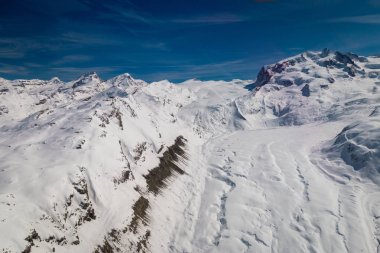 Kar hava görünümünü Gorner buzul (Gornergletscher) ve Monte Rosa Dağı Kış aylarında kapalı