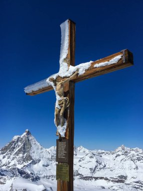 Klein Matterhorn en yüksek dağ, İsa Mesih Matterhorn ile ahşap bir rakam arka planda, Zermatt, İsviçre ile çapraz kar kaplı