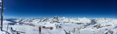Panoramik Klein Matterhorn inşaat Vinçli ve buzlu direkler ile Matterhorn, İsviçre ve İtalyanca alps içinde belgili tanımlık geçmiş üstünden