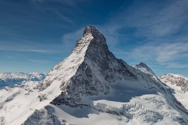 青い空 スイス連邦共和国の前に雄大な世界の有名なマッターホルン山の空中写真 — ストック写真