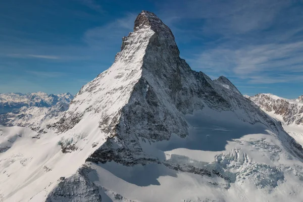 青い空 スイス連邦共和国の前に雄大な世界の有名なマッターホルン山の空中写真 — ストック写真