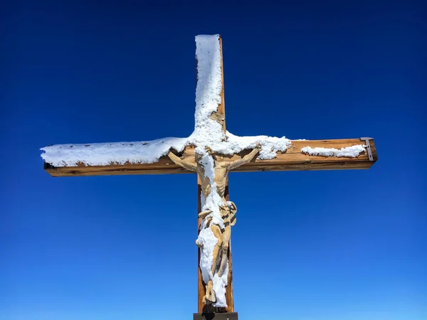 Sněhem Pokryté Křížová Dřevěnou Postava Ježíše Krista Vrcholu Klein Matterhorn — Stock fotografie