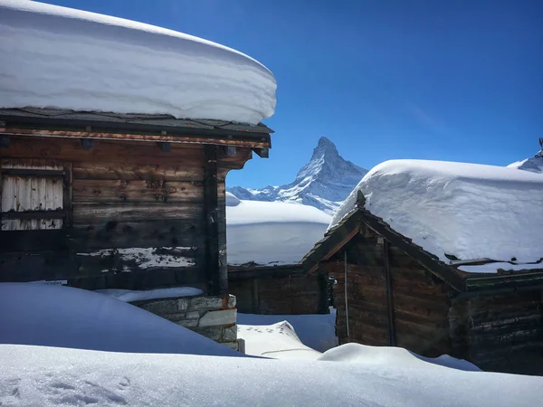 Ferienhäuser Mit Viel Schnee Auf Dem Dach Vor Dem Matterhorn — Stockfoto