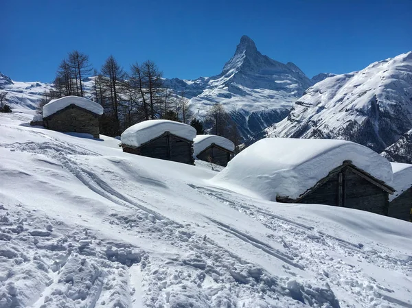 美しい冬の風景雪に覆われてマッターホルンは ツェルマット スイスの前にコテージ — ストック写真