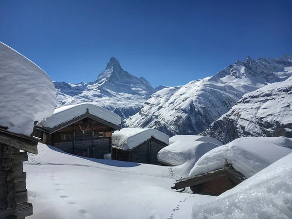 Piękny Zimowy Krajobraz Śniegiem Pokryte Domki Przed Matterhornu Zermatt Szwajcaria — Zdjęcie stockowe