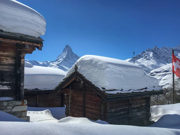 Коттеджи Большим Количеством Снега Крыше Швейцарским Флагом Перед Горой Маттерхорн — стоковое фото