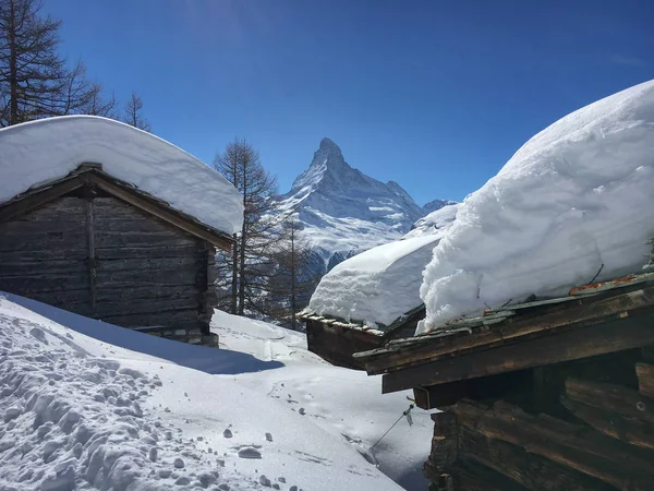 Domki Dużą Ilością Śniegu Dachu Przed Matterhornu Zermatt Szwajcaria — Zdjęcie stockowe