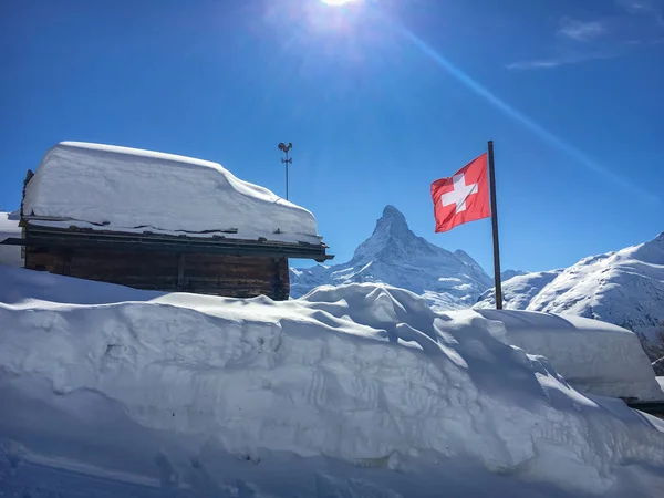 Ferienhaus Mit Viel Schnee Auf Dem Dach Und Schweizer Flagge — Stockfoto