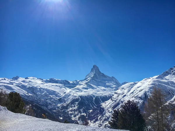 Majestatyczne Góry Matterhorn Przed Błękitne Niebo Śniegu Pierwszym Planie Zermatt — Zdjęcie stockowe