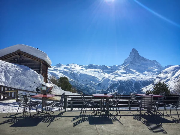 Terrasse Mit Leeren Tischen Und Stühlen Vor Dem Majestätischen Matterhorn — Stockfoto