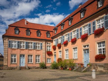 Speyer, Almanya 17 Ağustos 2017. Edith-Stein-Platz 2-4 mavi perde ve belgili tanımlık pencere eşiği kırmızı çiçek dekorasyon Speyer güzel evinde