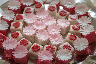 Çiçek dekorasyonu ile renkli petit fours