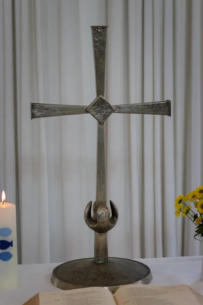 Malý Oltář Holy Cross Otevřené Bibli Hořící Křtu Svíčky Květiny — Stock fotografie
