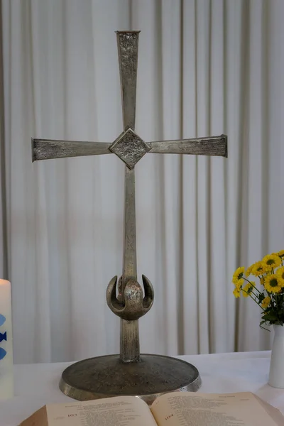 Malý Oltář Svatého Kříže Otevřené Bibli Křest Svíčky Květiny Váze — Stock fotografie