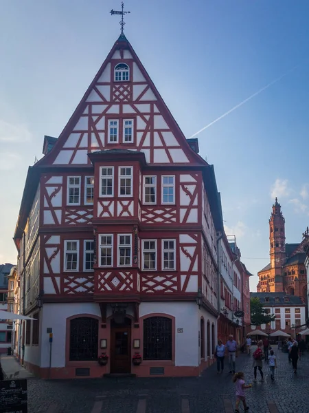 Half-timbered houses at Kirschgarten in the oldtown of Mainz, Ge — Stock Photo, Image