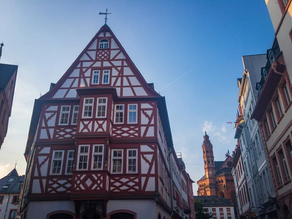 Half-timbered houses at Kirschgarten in the oldtown of Mainz, Germany — Stock Photo, Image