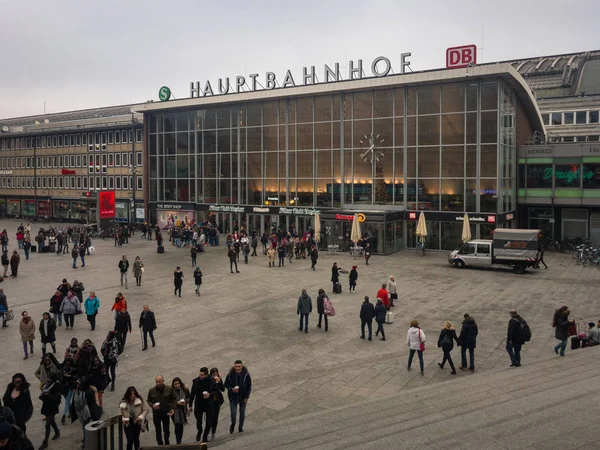 Hauptbahnhof K jalá (Estación Central de Colonia) y la plaza en f — Foto de Stock