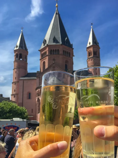 Zwei klingende Gläser mit Schorle an der Mainzermarke — Stockfoto