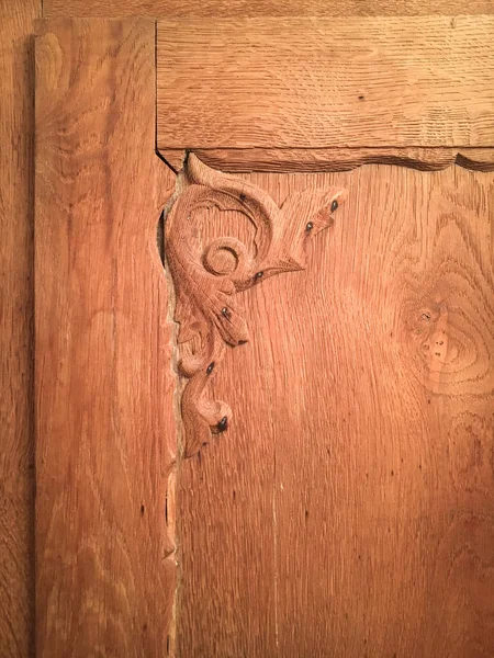 Ornamento na porta do armário de madeira — Fotografia de Stock