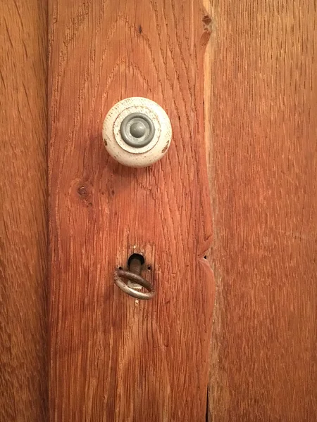 Dziurka od klucza blokady i pokrętło w drewniane drzwi szafy — Zdjęcie stockowe