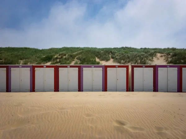 Cabanas de praia na praia do Mar do Norte em Domburg, Zelândia, Países Baixos — Fotografia de Stock
