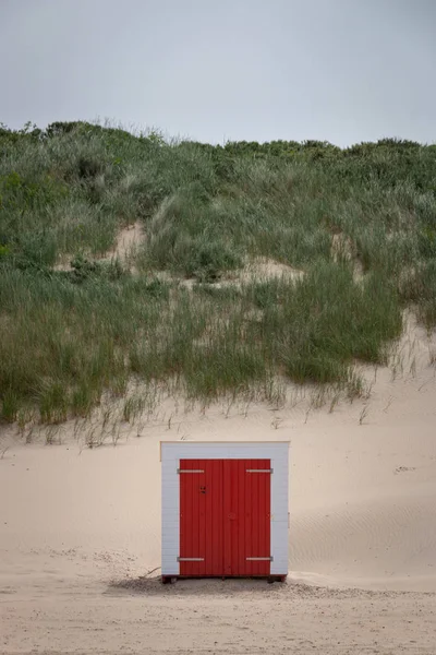 Одноместный пляжный домик на пляже Домбург, Зеланд, Нидерланды — стоковое фото