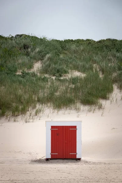 Одноместный пляжный домик на пляже Домбург, Зеланд, Нидерланды — стоковое фото