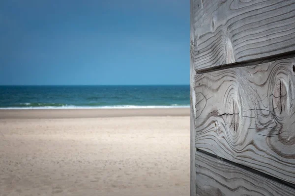 Estate: Legno con patina grigia davanti alla spiaggia sabbiosa — Foto Stock