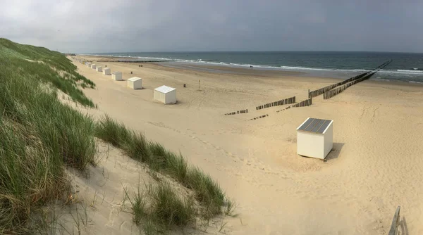 Strand of Domburg, Zeeland, Holland med strandhytter - Stock-foto