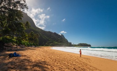 Tunnels Beach 'teki Kadın (Makua Sahili), Kauai, Hawaii, Usa