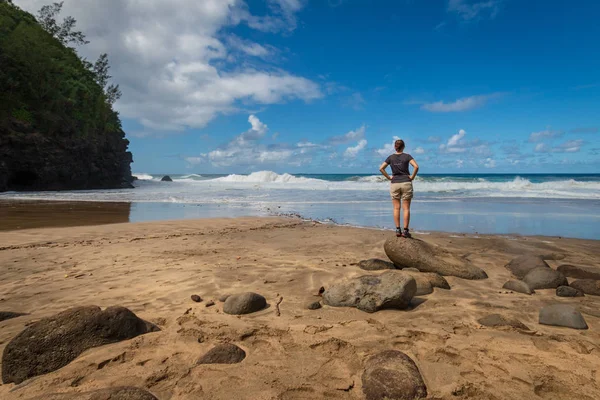 Woman at Hanakapiai Beach, Kauai, Hawaii, USA — 스톡 사진