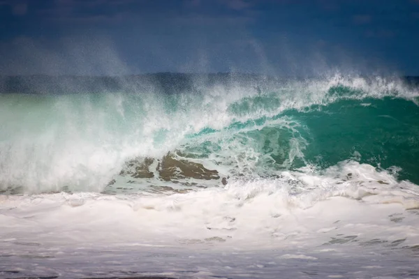Ondas batendo em Hanakapiai Beach, Kauai, Hawaii, EUA — Fotografia de Stock