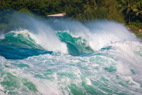 Vågor kraschar vid tunnlar Beach (Makua Beach), Kauai, Hawaii, USA — Stockfoto