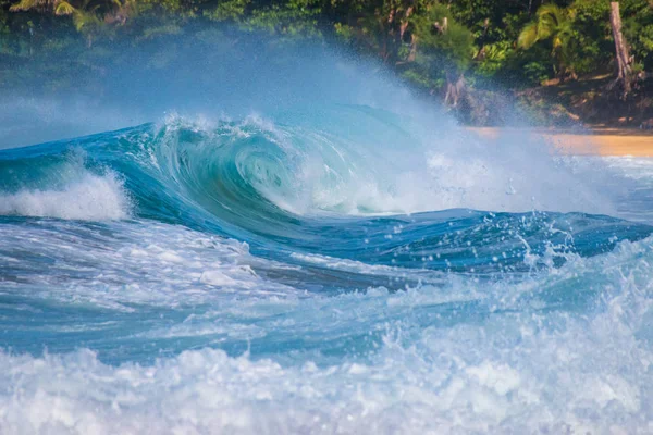 Vågor kraschar vid tunnlar Beach (Makua Beach), Kauai, Hawaii, USA — Stockfoto