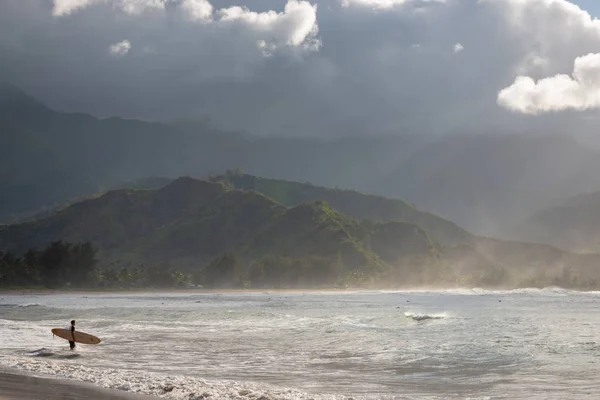 Strandleben im waioli beach park, hanalei bay, kauai, hawaii, usa — Stockfoto