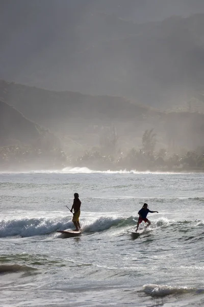 Surfista en Waioli Beach Park, Hanalei Bay, Kauai, Hawaii, EE.UU. — Foto de Stock