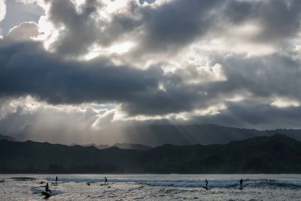 Vie à la plage à Waioli Beach Park, Hanalei Bay, Kauai, Hawaï, États-Unis — Photo