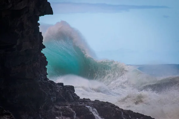 Olas que se estrellan en Hanakapiai Beach, Kauai, Hawaii, EE.UU. — Foto de Stock